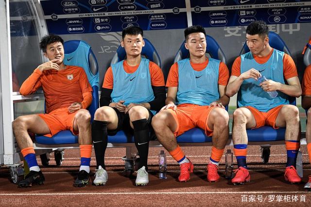 德黑兰举行大规模军事动员活动，总统与民众同庆